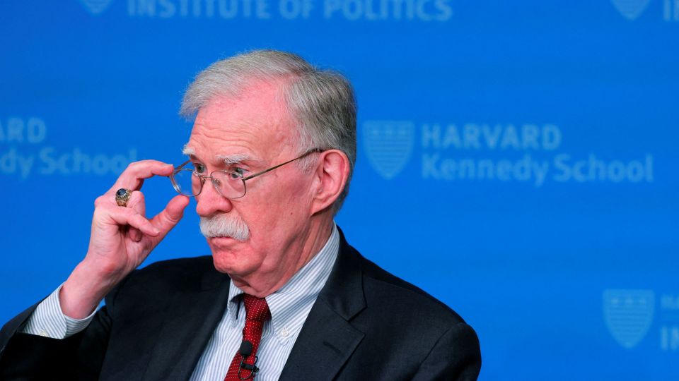 O inimigo de Trump, John Bolton, deve se declarar culpado. Veja por que o caso não desmoronou