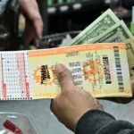 Os bilhetes de loteria da loteria Mega Millions são adquiridos em uma loja de bebidas em 27 de dezembro de 2024 em Hawthorne, Califórnia.