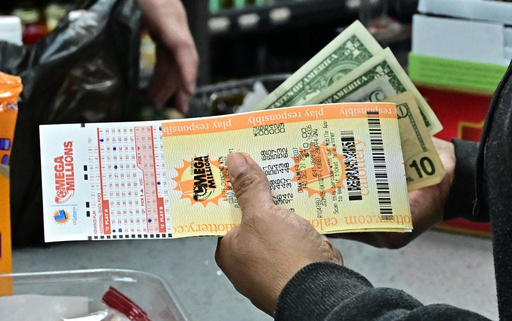 Os bilhetes de loteria da loteria Mega Millions são comprados em uma loja de bebidas em Hawthorne, Califórnia
