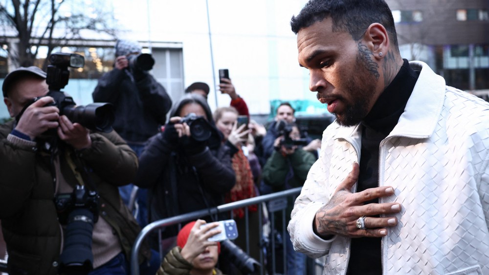 O júri afirma que Chris Brown deve US$ 13 milhões à governanta por desfiguração em ataque de cachorro