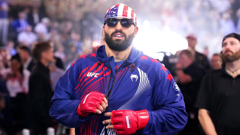 O lutador do UFC da Casa Branca, Josh Hokit, grita 'Michelle Obama é um homem' em entrevista pós-jogo