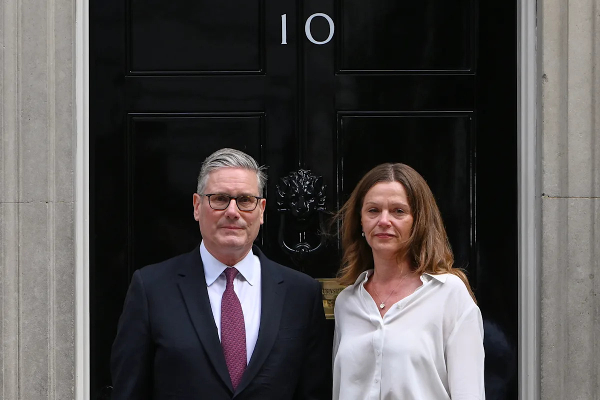 O mais recente: o primeiro-ministro do Reino Unido, Keir Starmer, renuncia e permanecerá no cargo até que o sucessor seja escolhido