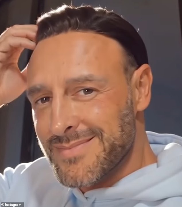 O marido de Katie Price, Lee Andrews, gostou de uma série de vídeos sobre seu suposto transplante de cabelo e seu trauma de 'sequestro' (imagem gerada por IA)