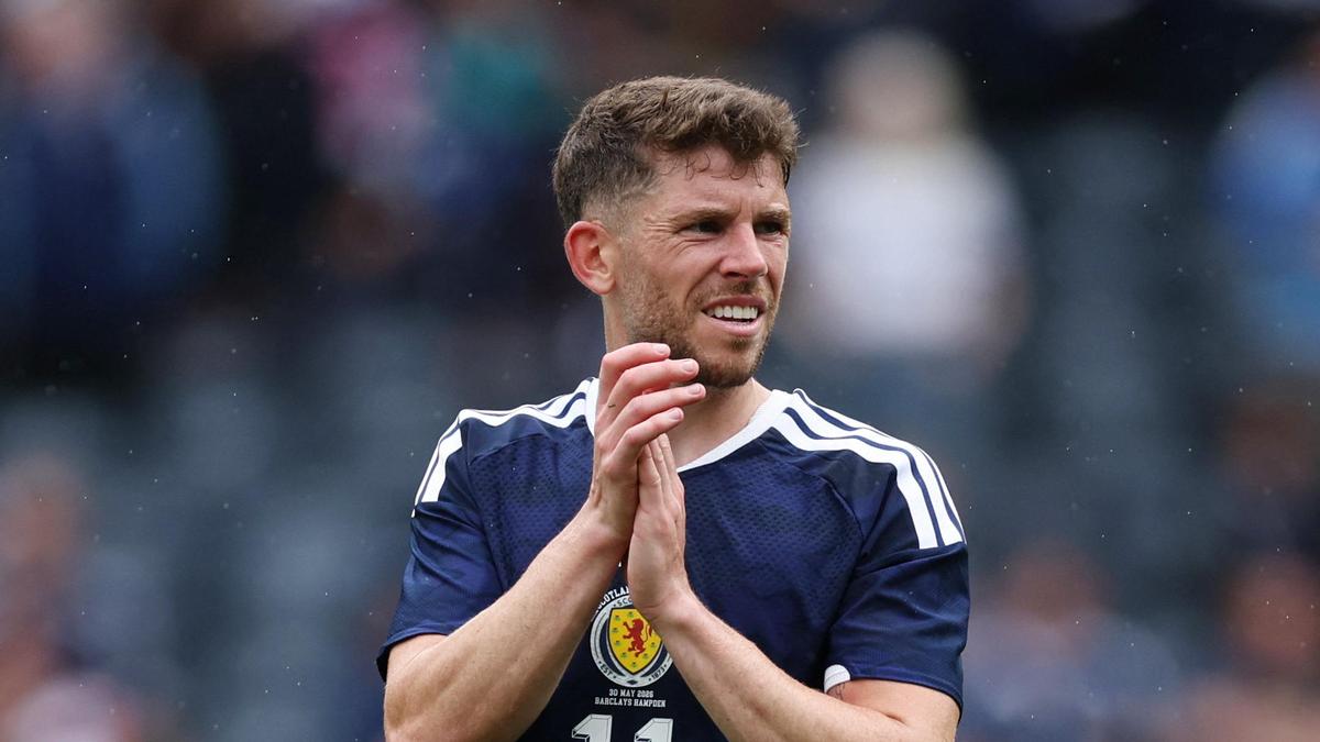 O meio-campista escocês Ryan Christie estende contrato com o Bournemouth por três anos