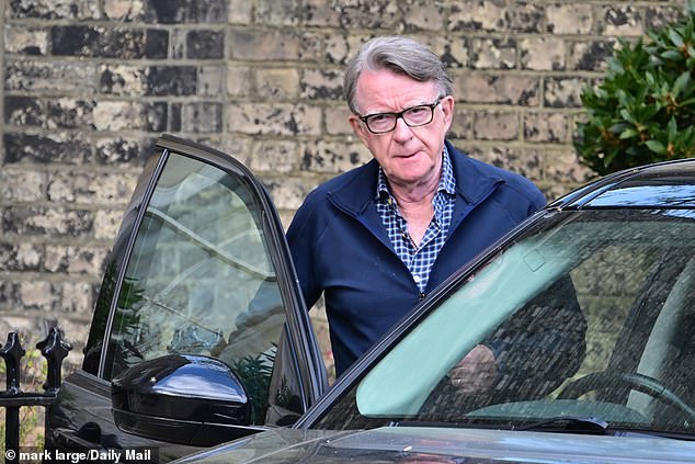 Os arquivos de Peter Mandelson divulgados na segunda-feira expuseram as lutas internas tóxicas no centro do governo trabalhista (Mandelson é fotografado no início deste ano)