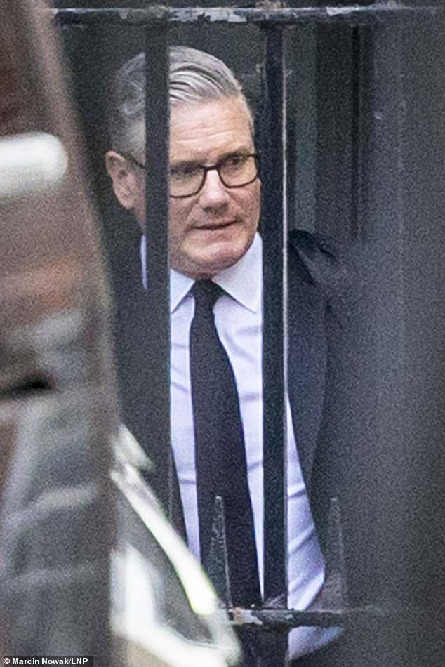 Keir Starmer estava se mantendo discreto em Downing Street hoje enquanto se preparava para a divulgação de um tesouro de mensagens 'constrangedoras' entre ministros, assessores e Peter Mandelson
