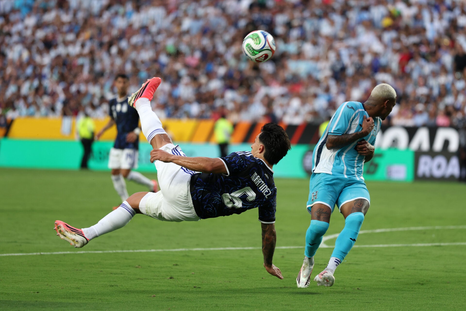 O momento ultrajante de Lisandro Martinez nos acréscimos na vitória por 2 a 0 da Argentina antes da Copa do Mundo