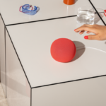 Alto-falante Google Home em todas as quatro cores contra fundo branco