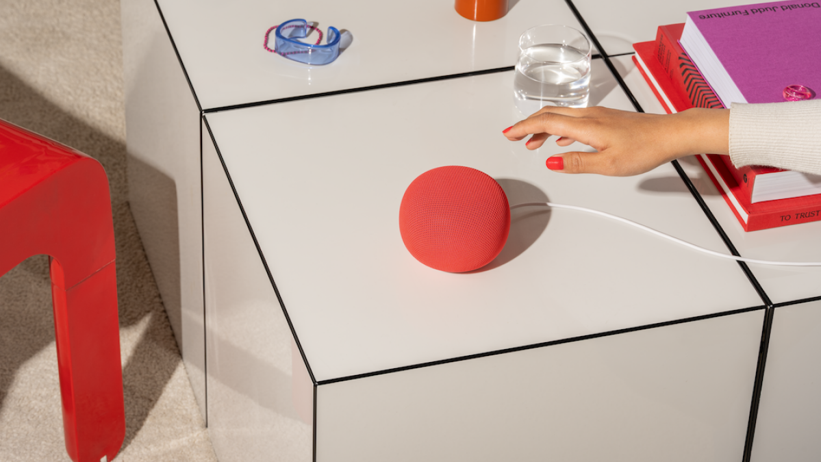 Alto-falante Google Home em todas as quatro cores contra fundo branco