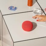 Ilustração de um alto-falante inteligente Google Home com o logotipo Gemini e Google Home na frente