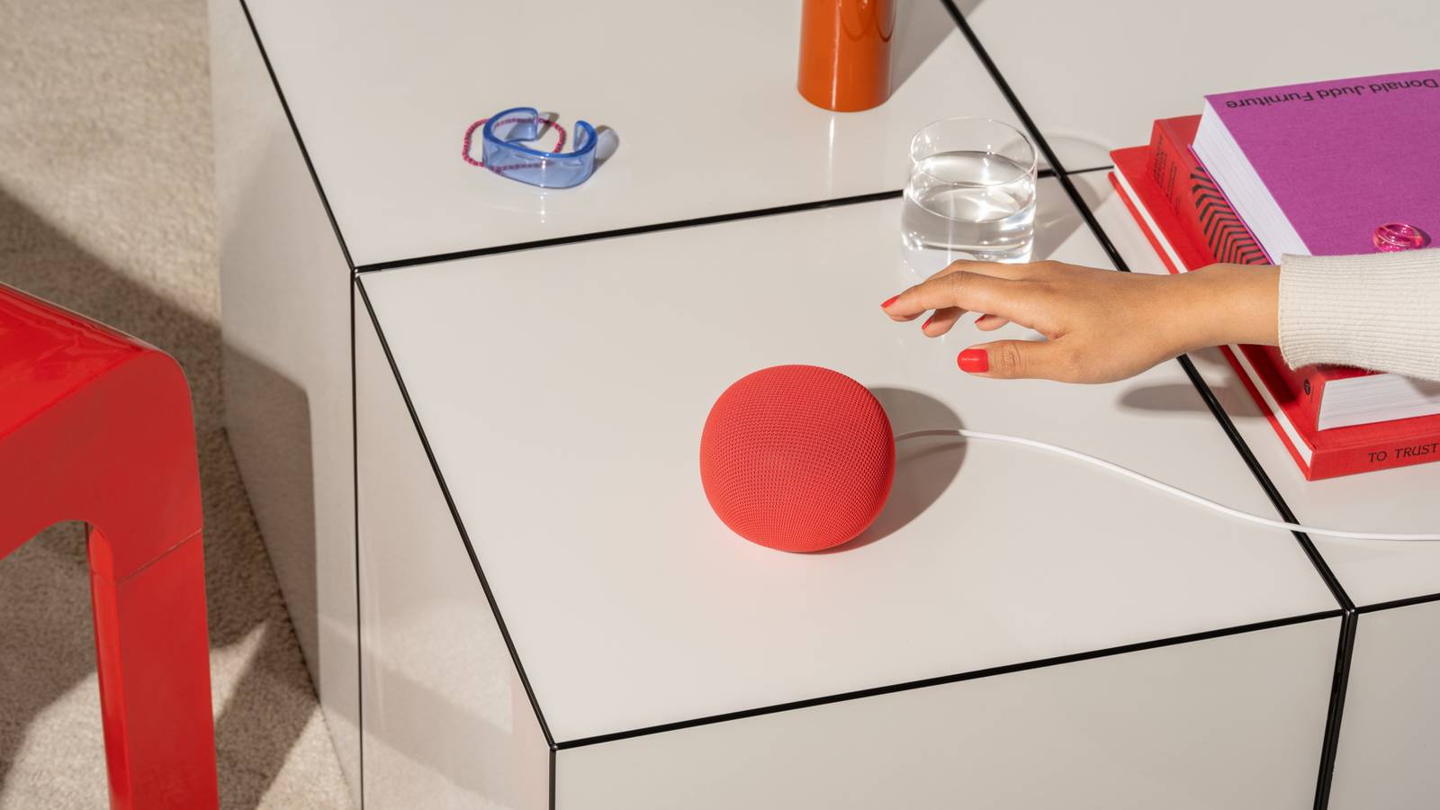 Ilustração de um alto-falante inteligente Google Home com o logotipo Gemini e Google Home na frente
