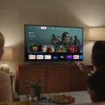 A caixa de streaming e controle remoto Onn 4K Google TV original.