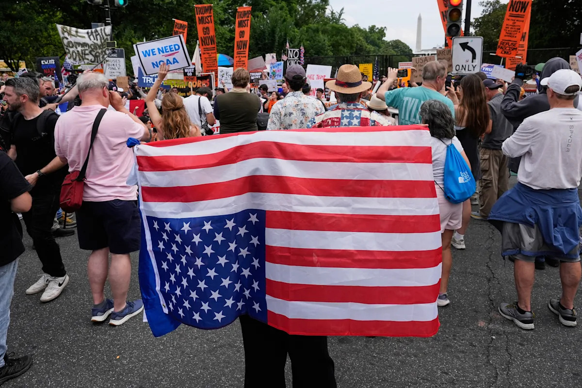 O orgulho dos americanos pela história e pela democracia dos EUA diminui, e menos têm orgulho de ser americanos, revelam as pesquisas