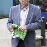 O poeta psiquiátrico Gary Pammen, 65, também conhecido como 'The Cockney Bard', está preso em uma disputa de herança depois de ter sido excluído do testamento de £ 450.000 de seu pai