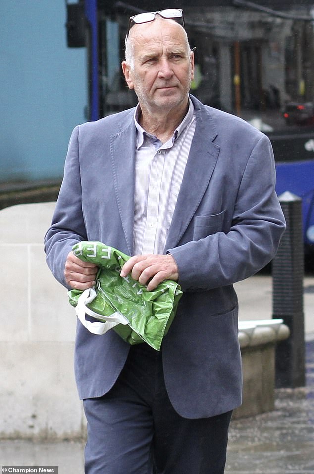 O poeta psiquiátrico Gary Pammen, 65, também conhecido como 'The Cockney Bard', está preso em uma disputa de herança depois de ter sido excluído do testamento de £ 450.000 de seu pai