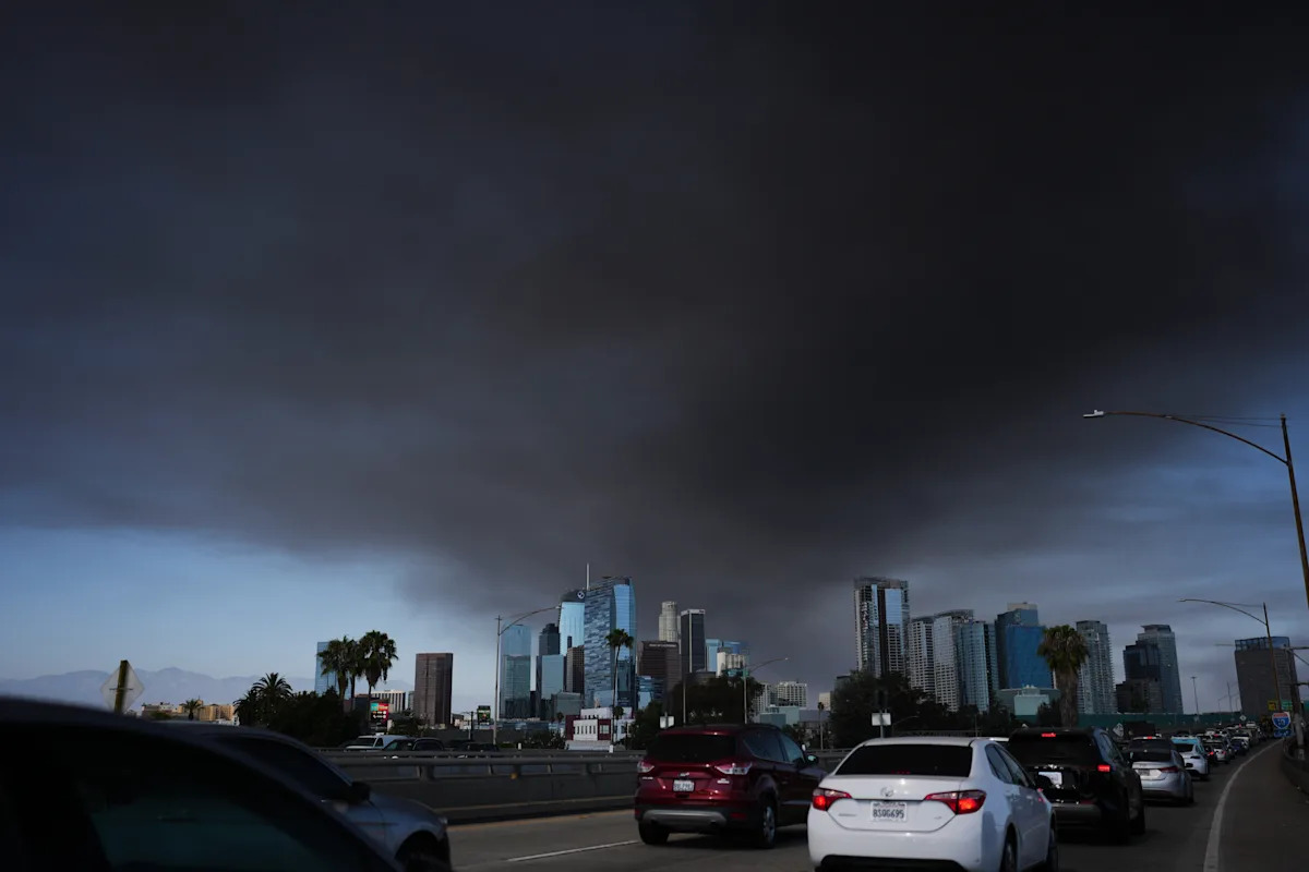 O prefeito de Los Angeles, Bass, declara emergência para garantir recursos para ajudar a combater incêndio em armazém