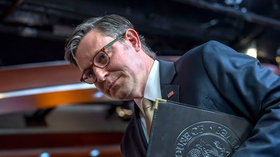 O presidente da Câmara Johnson abandona a agenda e manda os membros para casa mais cedo em meio à rebelião do Partido Republicano