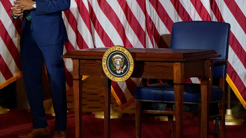 O presidente da Câmara Johnson envia projeto de lei bipartidário à Casa Branca – mas Trump diz que é um ‘bocejo’