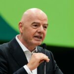 O presidente da FIFA, Infantino, é alvo de nova queixa criminal de seu ex-chefe, Platini