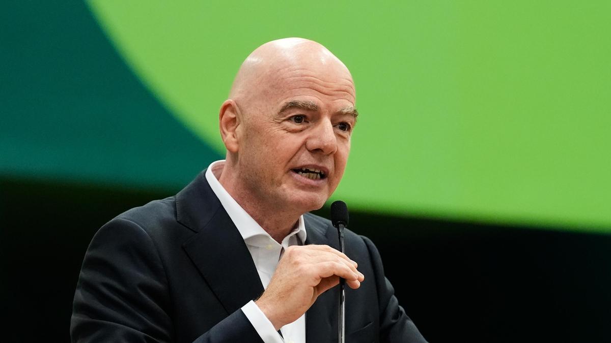 O presidente da FIFA, Infantino, é alvo de nova queixa criminal de seu ex-chefe, Platini