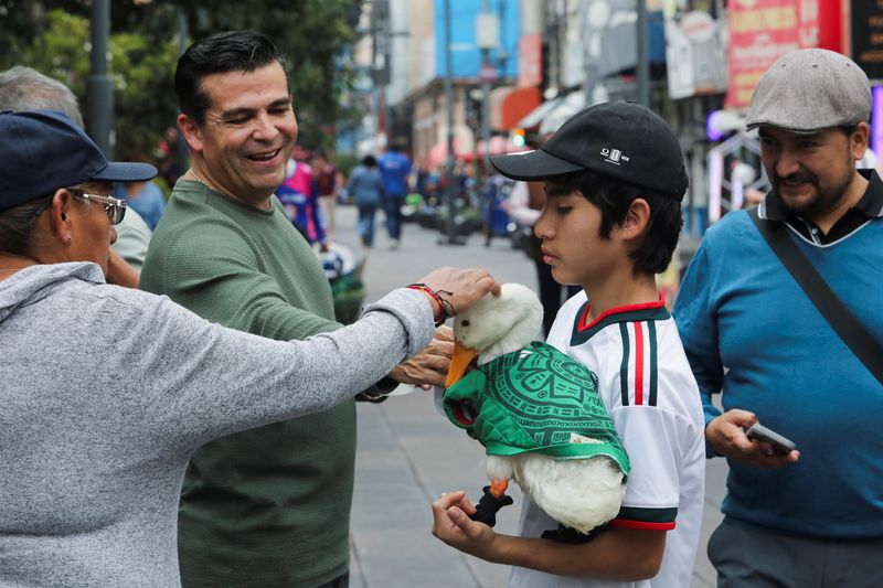O presidente verá você agora: o pato da Copa do Mundo do México encontra Sheinbaum