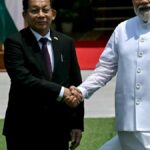 epa13008316 O primeiro-ministro indiano da Índia, Narendra Modi (R), com o presidente de Mianmar, Min Aung Hlaing (L), antes de sua reunião na Hyderabad House, em Nova Delhi, Índia, 1º de junho de 2026. O presidente de Mianmar, Min Aung Hlaing, está em uma visita de estado de cinco dias à Índia. EPA/RAJAT GUPTA