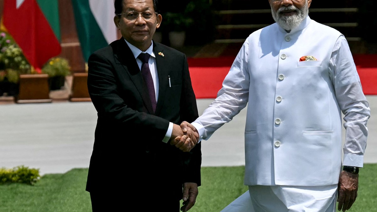 epa13008316 O primeiro-ministro indiano da Índia, Narendra Modi (R), com o presidente de Mianmar, Min Aung Hlaing (L), antes de sua reunião na Hyderabad House, em Nova Delhi, Índia, 1º de junho de 2026. O presidente de Mianmar, Min Aung Hlaing, está em uma visita de estado de cinco dias à Índia. EPA/RAJAT GUPTA