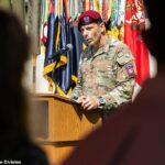 Donhue é um oficial condecorado que comandou a Força Delta de elite do Exército e a famosa 82ª Divisão Aerotransportada e acumulou duas décadas de experiência em combate.