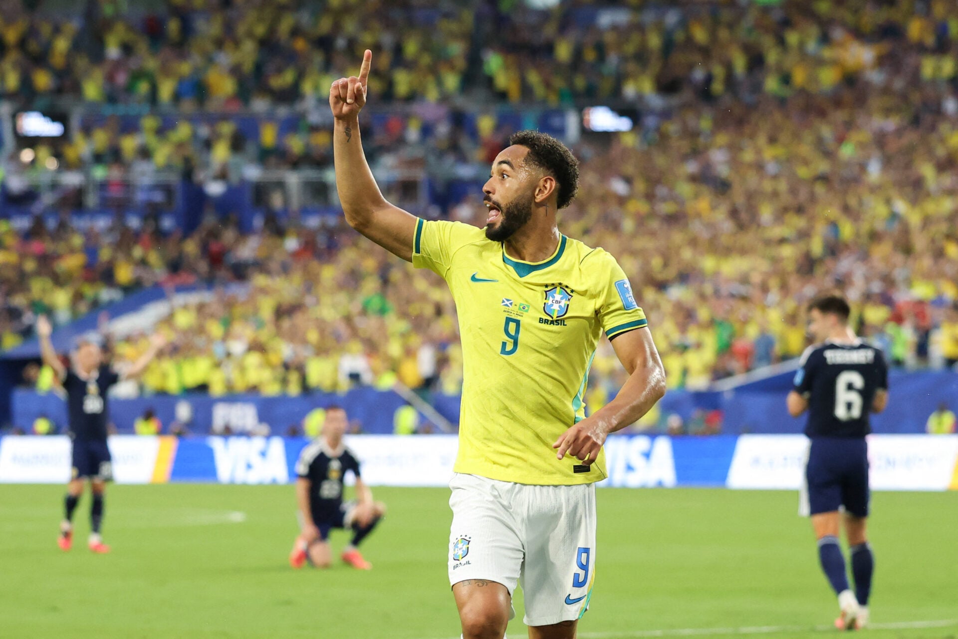 O que Matheus Cunha fez com Tyler Fletcher antes da vitória do Brasil sobre a Escócia
