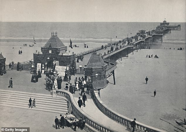 O cais de Skegness em 1895 era uma atração movimentada, com um ambiente energizante e vistas do mar