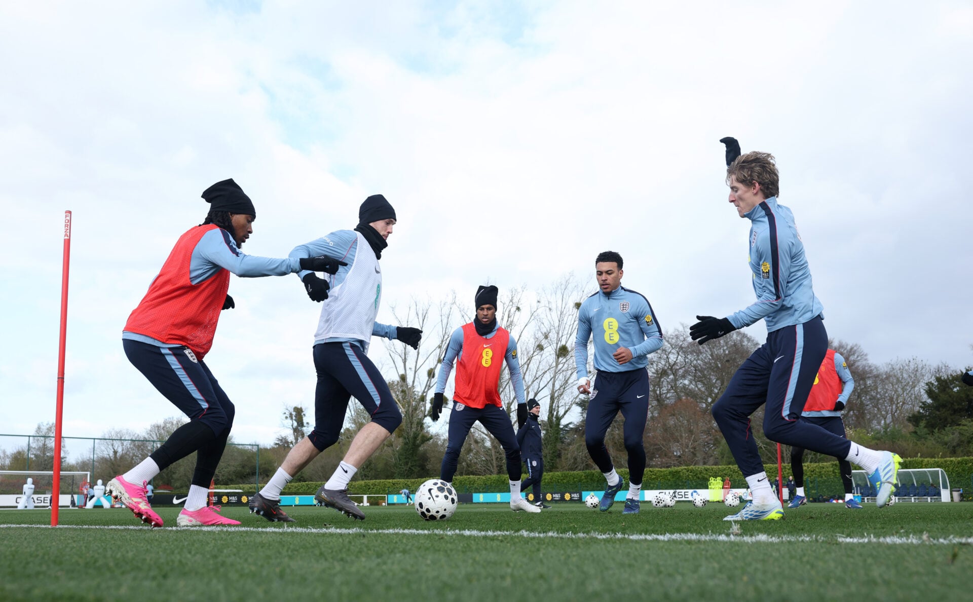 O que foi notado sobre Marcus Rashford e Anthony Gordon no treinamento da Inglaterra em meio à saga de transferências do Barcelona