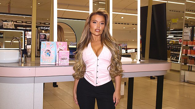 Paige Louise Williams vista em uma loja Boots para marcar o lançamento de seus produtos P.Louise lá