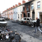 O que saber sobre o esfaqueamento que desencadeou tumultos violentos na Irlanda do Norte