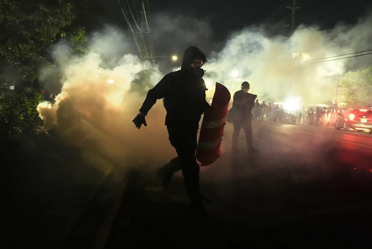 O que saber sobre os protestos e prisões em curso fora de um centro de detenção em Nova Jersey