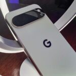 Uma pessoa usando o Google Pixel 10 Pro XL
