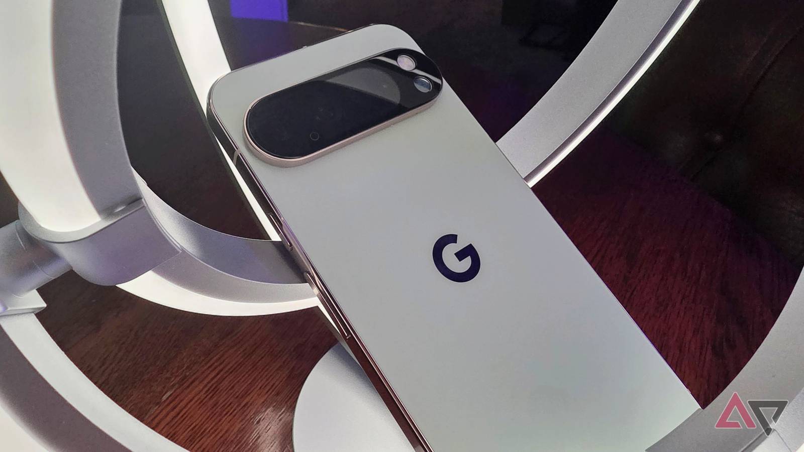 Uma pessoa usando o Google Pixel 10 Pro XL