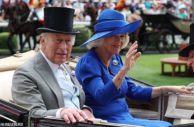 O Rei Charles e a Rainha Camilla juntaram-se a Peter Phillips e sua nova noiva Harriet Sperling para um último dia ensolarado no Royal Ascot