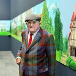 (ARQUIVOS) O artista britânico David Hockney gesticula durante uma prévia de The Queen's Window, um novo vitral projetado por Hockney e criado pelo Barley Studio York, na Abadia de Westminster, no centro de Londres, em 26 de setembro de 2018.