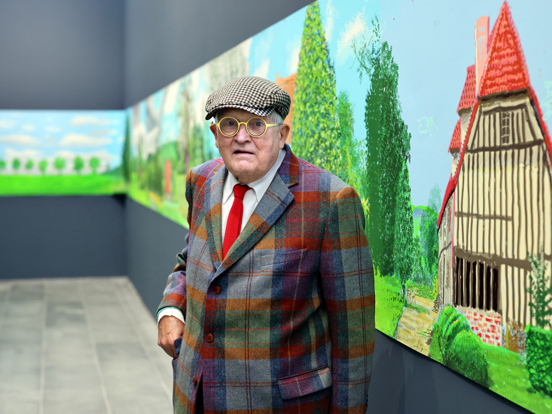 (ARQUIVOS) O artista britânico David Hockney gesticula durante uma prévia de The Queen's Window, um novo vitral projetado por Hockney e criado pelo Barley Studio York, na Abadia de Westminster, no centro de Londres, em 26 de setembro de 2018.