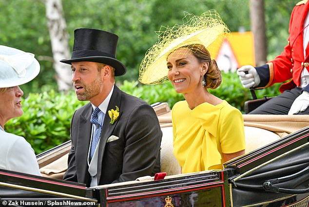 A Princesa de Gales trouxe a luz do sol ao Royal Ascot após uma ausência de dois anos ao chegar às corridas hoje usando um vestido amarelo brilhante