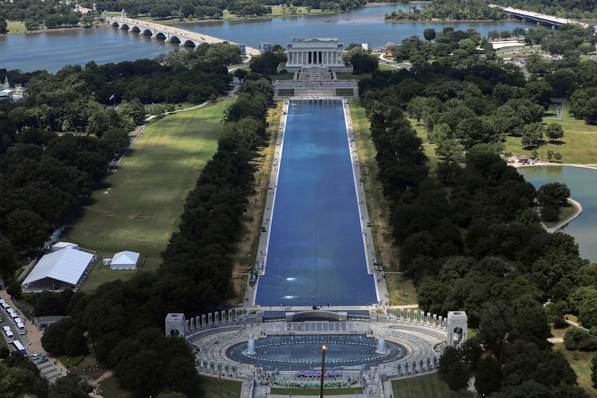 O revestimento refletivo da piscina foi cortado com uma faca afiada ou navalha, diz o Serviço de Parques Nacionais