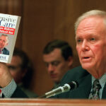 O senador republicano independente Bob Packwood, do Oregon, que após escândalo de assédio sexual, morre