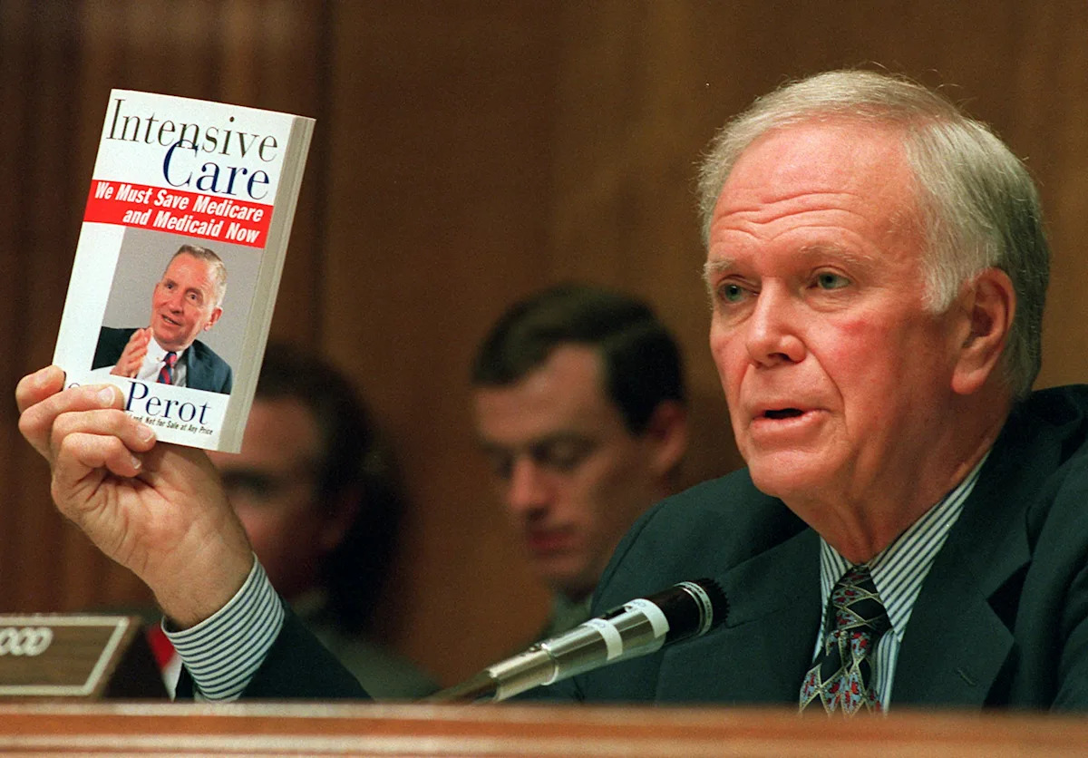 O senador republicano independente Bob Packwood, do Oregon, que após escândalo de assédio sexual, morre