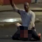 Imagens de mídia social mostram um homem montado em uma vítima ensanguentada, segurando uma faca em sua garganta e com o punho no ar