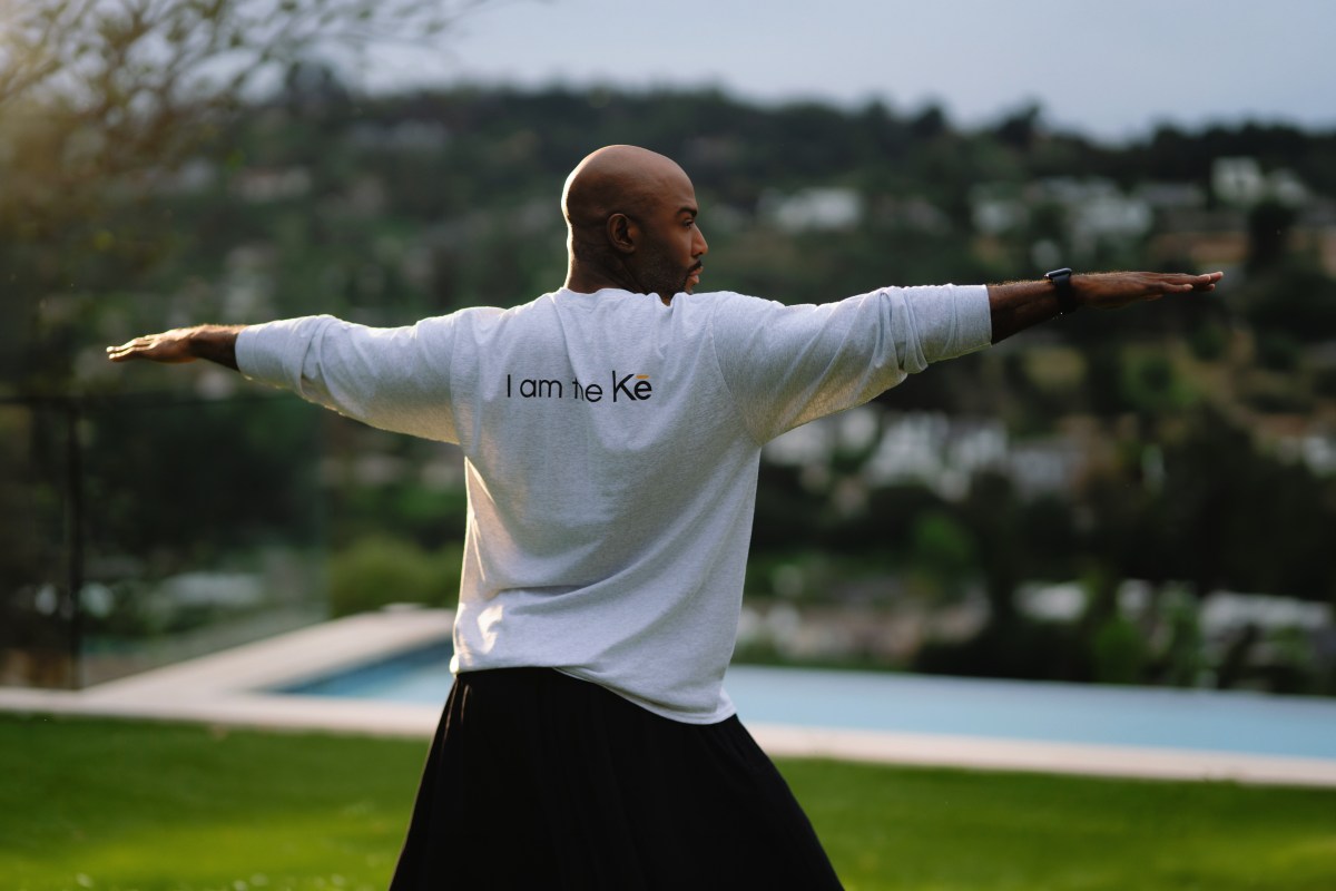 O treinador de vida de 'Queer Eye', Karamo Brown, lança Kē, um aplicativo de bem-estar com seu clone digital de IA