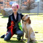 Lynda Cooper, cujo cão de caça ganhou seis prêmios na maior exposição canina do mundo em 2016, admitiu 11 infrações sociais e foi proibida de possuir cães por uma década depois que 77 cães foram encontrados vivendo em negligência grave em sua propriedade.