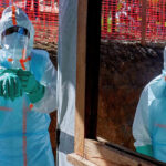Profissionais de saúde vestem equipamentos de proteção individual (EPI) no Centro Médico Evangélico, uma das instalações na vanguarda da resposta ao surto de Ebola, em Bunia, província de Ituri, República Democrática do Congo, em 31 de maio de 2026. / Crédito: Gradel Muyisa Mumbere/REUTERS