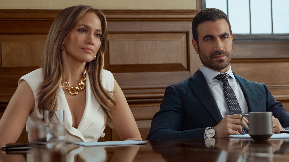 Jennifer Lopez e Brett Goldstein em “Office Romance” (Ana Carballosa/Netflix)