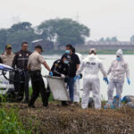 Policiais realizam recuperação de corpos encontrados em bolsas nos arredores de Babahoyo, Equador, em 3 de junho de 2026. / Crédito: Gerardo MENOSCAL /AFP via Getty Images