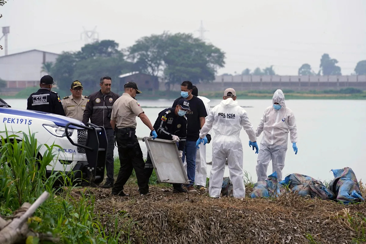 Policiais realizam recuperação de corpos encontrados em bolsas nos arredores de Babahoyo, Equador, em 3 de junho de 2026. / Crédito: Gerardo MENOSCAL /AFP via Getty Images
